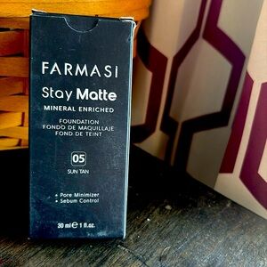 Farmasi Stay Matte Mineral Enriched foundation.
Suntan 05
